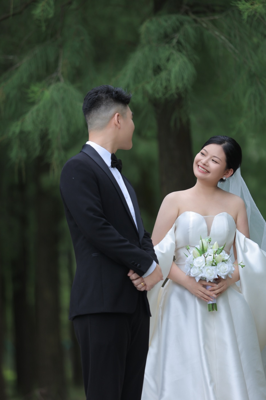 新郎新娘户外婚纱照
